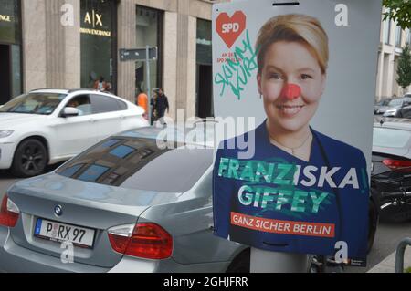 Manifesto vandalizzato delle elezioni di Fraziska Giffey a Vossstrasse a Mitte, Berlino, Germania - 4 settembre 2021. Foto Stock