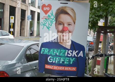 Manifesto vandalizzato delle elezioni di Fraziska Giffey a Vossstrasse a Mitte, Berlino, Germania - 4 settembre 2021. Foto Stock