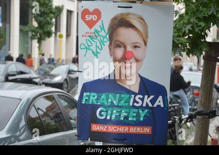 Manifesto vandalizzato delle elezioni di Fraziska Giffey a Vossstrasse a Mitte, Berlino, Germania - 4 settembre 2021. Foto Stock