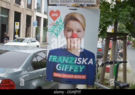 Manifesto vandalizzato delle elezioni di Fraziska Giffey a Vossstrasse a Mitte, Berlino, Germania - 4 settembre 2021. Foto Stock