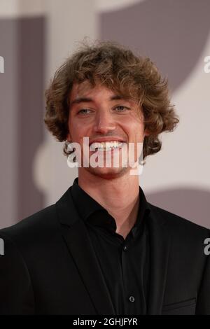 VENEZIA, ITALIA - 06 SETTEMBRE 2021: Luca Vergoni partecipa al tappeto rosso del film "la Scuola Cattolica" durante il 78° Festival Internazionale del Cinema di Venezia Credits: Luigi de Pompeis / Alamy live news Foto Stock