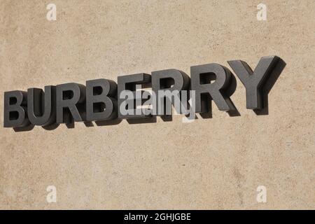 Marchio Burberry logo e segno fuori negozio a Bond Street, Mayfair, Londra, Inghilterra, Regno Unito Foto Stock