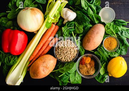 Ingredienti per zuppa di lenticchie di patate dolci marocchine su un tavolo di legno: Lenticchie, verdure fresche e spezie per fare zuppa di verdure Foto Stock