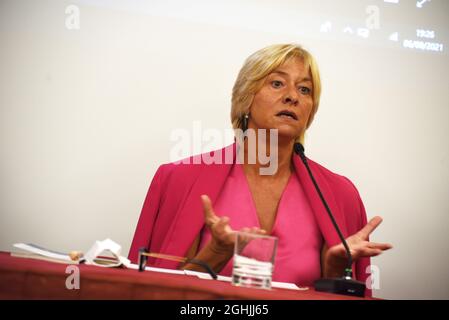 Napoli, Italia. 06 settembre 2021. Senatore ed ex Ministro della Difesa, Roberta Pinotti, ospite del libro di presentazione del Senatore del Partito democratico Italiano, Gianni Pittella. L'incontro si è organizzato a Napoli per sostenere la candidatura di Gaetano Manfredi candidato a diventare maggiore in occasione delle prossime elezioni amministrative. (Foto di Pasquale Gargano/Pacific Press) Credit: Pacific Press Media Production Corp./Alamy Live News Foto Stock