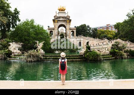 Turista alla moda con zaino che viaggia in Europa Foto Stock