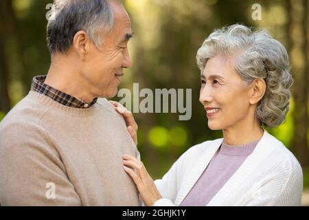 Coppia anziana allegra datazione nel parco Foto Stock
