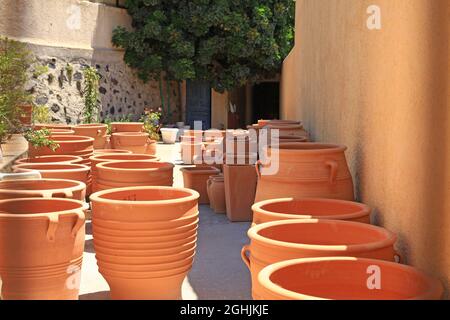 Pentole di terracotta nel tradizionale villaggio di Megalochori a Santorini, in Grecia. Foto Stock