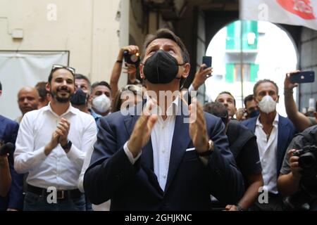 Napoli, Italia. 06 settembre 2021. Tour elettorale di Giuseppe Conte a Napoli, sostenere Gaetano Manfredi candidato al sindaco di Napoli nelle elezioni amministrative.in foto Giuseppe Conte, presidente della M5S (movimento cinque Stelle) (Foto di Salvatore Esposito/Pacific Press) Credit: Pacific Press Media Production Corp./Alamy Live News Foto Stock