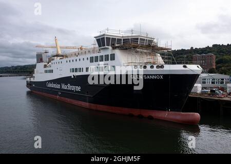 Greenock, Scozia, Regno Unito. 6 settembre 2021. NELLA FOTO: Vista dei droni guardando dall'alto del traghetto Caledonian MacBrayne, chiamato, Glen Sannox traghetto che è ancora in fase di fabbricazione nel cantiere navale Ferguson. Molte polemiche hanno nuovamente circondato il progetto con il governo scozzese sotto fuoco, dato che il traghetto è stato ritardato e ha superato il bilancio. Credit: Colin Fisher/Alamy Live News Foto Stock