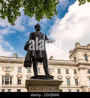 Statua di Henry Tempio, 3 ° Visconte Palmerston, primo Ministro, in Piazza del Parlamento, Westminster, Londra; scolpito da Thomas Woolner nel 1876 Foto Stock