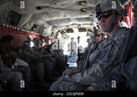 Paracadutisti del 3° Platoon, compagnia B, 3° Battaglione, 509° Regiment fanteria paracadutista, 4° Team di combattimento Brigata, 25° Divisione fanteria giro in elicottero CH-47 Chinook dal Bermel Drigard della provincia di Paktika nell'Afghanistan orientale, ottobre 13, dopo aver completato una missione di assalto aereo. Foto Stock