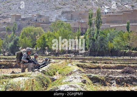 I paracadutisti del 3° Platoon, compagnia B, 3° Battaglione, 509° reggimento fanteria, 4° Team di combattimento Brigata (Airborne), 25° Divisione fanteria assicurano una zona di atterraggio nel distretto di Bermel della provincia di Paktika nell'Afghanistan orientale, ottobre 13, durante una missione di assalto aereo per detenere un militante noto. Foto Stock