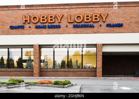 Issaquah, WA, USA - 06 settembre 2021; Hobby lobby negozio di arte e artigianato a Issaquah Washington. Il negozio presenta alberi di Natale nella finestra Foto Stock