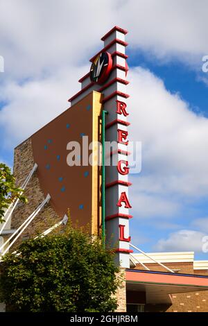 Issaquah, WA, USA - 06 settembre 2021; cartello verticale del Regal Movie Theatre presso le Issaquah Highlands nello stato di Washington occidentale Foto Stock