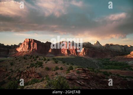 La luce brilla sulle Red Cliffs da Scenic Drive nel Capitol Reef National Park Foto Stock