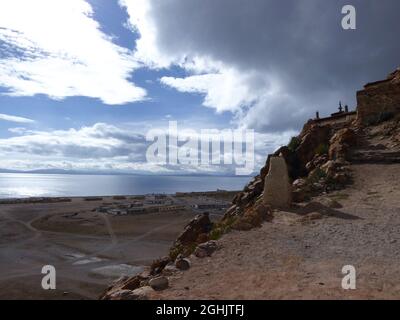 Vista sul lago Manasarovar da Chiu Gampa, un piccolo monastero tibetano costruito nelle scogliere di una ripida collina rossa sulla riva, Tibet occidentale Foto Stock