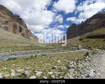 Vista della valle di Lha Chu e circumambulazione percorso lungo il 53km Mt Kailash pellegrinaggio trekking, Tibet Autonomous Regione, Cina Foto Stock