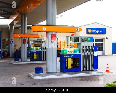 POZNAN, POLONIA - 13 ottobre 2016: Pompe a gas Statoil con autolavaggio a Poznan, Polonia Foto Stock