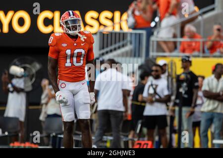 Charlotte, NC, Stati Uniti. 4 settembre 2021. Clemson Tigers, ampio ricevitore Joseph Ngata (10), si entusiasma per il Duke's Mayo Classic del 2021 al Bank of America Stadium di Charlotte, NC. (Scott Kinser/Cal Sport Media). Credit: csm/Alamy Live News Foto Stock