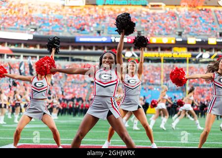 Charlotte, NC, Stati Uniti. 4 settembre 2021. I Georgia Bulldogs Cheerleaders suonano con la Marching Band prima del Duke's Mayo Classic del 2021 al Bank of America Stadium di Charlotte, NC. (Scott Kinser/Cal Sport Media). Credit: csm/Alamy Live News Foto Stock