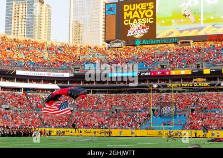 Charlotte, NC, Stati Uniti. 4 settembre 2021. Paracadute dei Black Daggers nella palla di gioco per il 2021 Duke's Mayo Classic al Bank of America Stadium di Charlotte, NC. (Scott Kinser/Cal Sport Media). Credit: csm/Alamy Live News Foto Stock