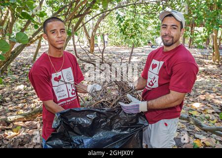 Miami Beach Florida, Hands on HANDSON Miami Day, volontari volontari volontari volontariato lavoro di squadra, North Beach Oceanside Park, Black African ispanic man men re Foto Stock