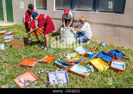 Miami Beach Florida, Hands on HANDSON Miami Day, volontari volontari volontariato lavoro di squadra, Biscayne Elementary School amici donne ragazzi pittura, Foto Stock