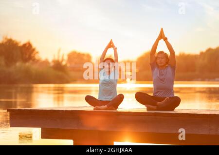 Coppia matura felice che fa yoga nel parco Foto Stock