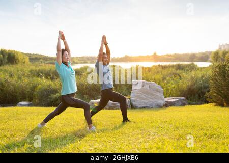 Coppia matura felice che fa yoga nel parco Foto Stock