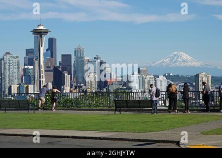 Seattle, WA / USA - 23 giugno 2021: Edifici del centro e Mt. Rainier è mostrato in un'ampia vista dal Kerry Park durante una giornata estiva. Per usi editoriali Foto Stock