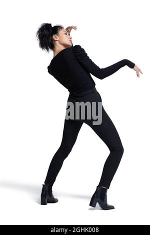 Studio girato di giovane donna alla moda Foto Stock