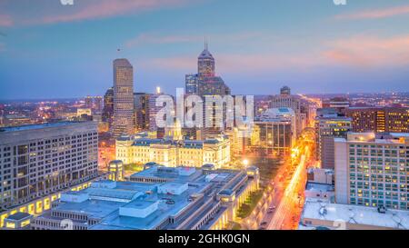 Skyline del centro di Indianapolis al crepuscolo negli Stati Uniti Foto Stock