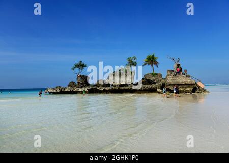 Willy's Rock presso la spiaggia di sabbia bianca a Boracay, nelle Filippine. Foto Stock