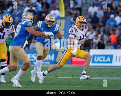 Pasadena, California, Stati Uniti. 4 settembre 2021. LSU Tigers quarterback Max Johnson #14 porta la palla durante la partita di football NCAA tra i Bruins UCLA e i Tigers LSU al Rose Bowl di Pasadena, California. Credito fotografico obbligatorio : Charles Baus/CSM/Alamy Live News Foto Stock