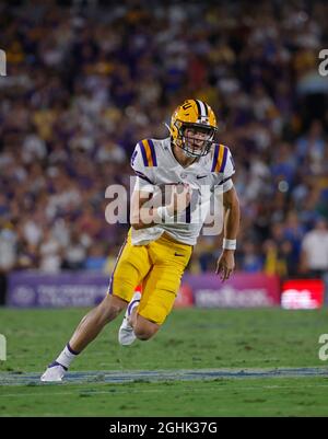 Pasadena, California, Stati Uniti. 4 settembre 2021. LSU Tigers quarterback Max Johnson #14 porta la palla durante la partita di football NCAA tra i Bruins UCLA e i Tigers LSU al Rose Bowl di Pasadena, California. Credito fotografico obbligatorio : Charles Baus/CSM/Alamy Live News Foto Stock