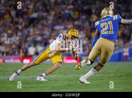 Pasadena, California, Stati Uniti. 4 settembre 2021. LSU Tigers quarterback Max Johnson #14 porta la palla durante la partita di football NCAA tra i Bruins UCLA e i Tigers LSU al Rose Bowl di Pasadena, California. Credito fotografico obbligatorio : Charles Baus/CSM/Alamy Live News Foto Stock