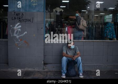 San Salvador, El Salvador. 4 settembre 2021. "No alla legge Bitcoin!" è scritto sulla parete di una barra. In El Salvador, la moneta digitale Bitcoin sarà una gara legale a partire dal 07.09.2021. Lo Stato centroamericano è il primo paese al mondo a compiere questo passo. Credit: Víctor Peña/dpa/Alamy Live News Foto Stock