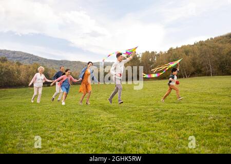 Famiglia felice che gioca sul prato Foto Stock