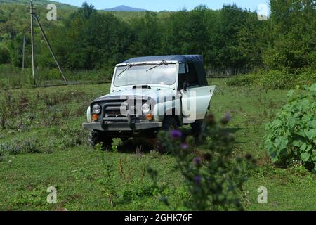 SUV UAZ-469 nel villaggio Foto Stock