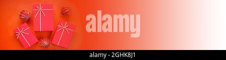 Banner regalo. Banner di Natale e Capodanno. Scatole rosse e palline di Natale su sfondo rosso. Negozio online di regali di Natale.regali di Natale Foto Stock