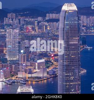 Un punto di riferimento importante, l'IFC e' il secondo edificio piu' alto in Hong Kong ad un'altezza di 415 m, dietro l'International Commerce Centre in West Kowloon. Foto Stock