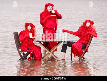 Estinzione i ribelli rossi della ribellione hanno una protesta del tè in mare a Belfast Lough a Seapark, Co. Down, in Irlanda del Nord. Foto Stock