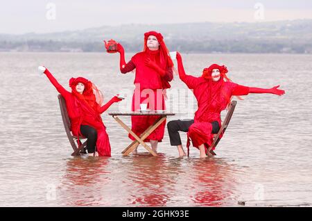 Estinzione i ribelli rossi della ribellione hanno una protesta del tè in mare a Belfast Lough a Seapark, Co. Down, in Irlanda del Nord. Foto Stock