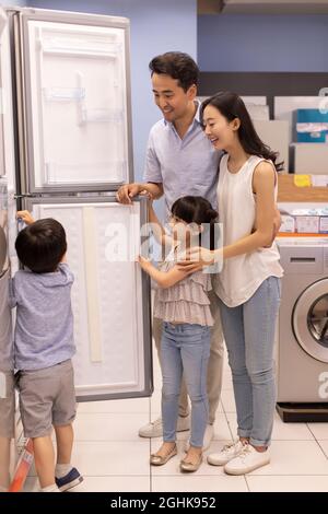 Buon shopping giovane famiglia al supermercato Foto Stock