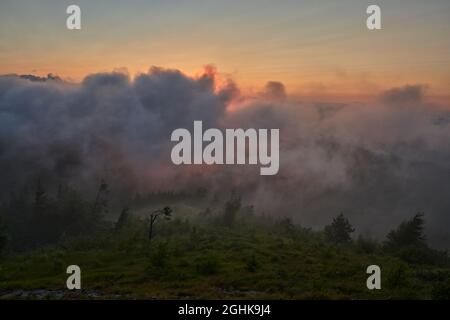 Suggestiva alba nella montagna di Cozia, in Romania Foto Stock