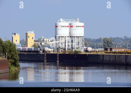 Magdeburg, Germania. 06 settembre 2021. Il canale di diramazione che corre parallelamente al canale di discesa Rothensee di Steinkopfinsel per il carico delle merci. L'isola, che appartiene al North Industrial Estate, è costruita con industrie come il produttore di materiali da costruzione Schwenk, un impianto rifiuti-energia e due turbine eoliche. Sullo sfondo a sinistra, è visibile il blocco per il basso livello di acqua in corrispondenza del canale di discesa. Credit: Soeren Stache/dpa-Zentralbild/ZB/dpa/Alamy Live News Foto Stock