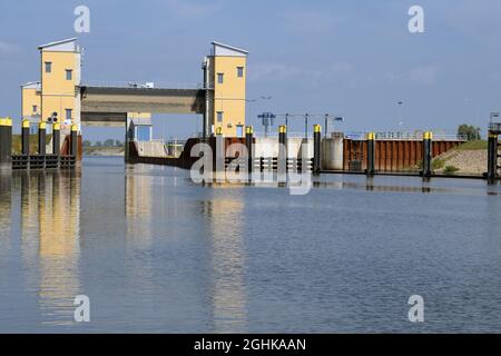 Magdeburg, Germania. 06 settembre 2021. Il cosiddetto canale di discesa Rothensee, con la sua ciocca a bassa acqua, è lungo poco più di cinque chilometri e consente ai convogli spesi e alle grandi navi da carico a motore di navigare dal canale Mittelland all'Elba e viceversa. Il canale di collegamento della zona industriale di Steinkopfinsel è stato commissionato nel 1938 e ampliato dopo il 2000. Credit: Soeren Stache/dpa-Zentralbild/ZB/dpa/Alamy Live News Foto Stock