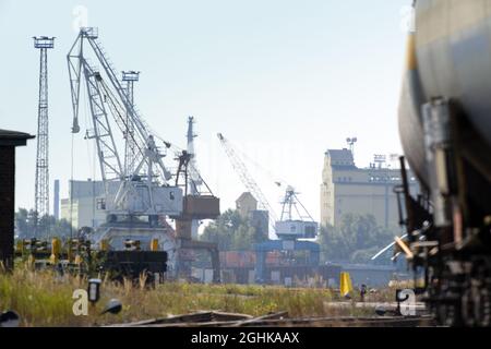 Magdeburg, Germania. 06 settembre 2021. I carri cisterna si trovano sulla sede di un'azienda della Steinkopfinsel Rothensee. Sullo sfondo le gru del porto di Magdeburg e l'edificio con l'iscrizione Getreide Gesellschaft m.b.H. Si può vedere il silo Hansa (r). Credit: Soeren Stache/dpa-Zentralbild/ZB/dpa/Alamy Live News Foto Stock