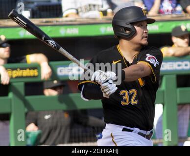 Pittsburgh, Stati Uniti. 06 settembre 2021. Pittsburgh Pirates primo baseman Yoshi Tsutsugo (32) colpisce due RBI singolo nel settimo inning al PNC Park domenica 6 settembre 2021 a Pittsburgh. Foto di Archie Carpenter/UPI Credit: UPI/Alamy Live News Foto Stock