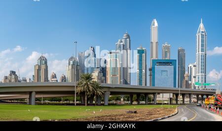 Vista panoramica dello skyline di Dubai Marina nelle giornate di sole con il cielo blu cristallo sullo sfondo, Emirati Arabi Uniti. Foto Stock